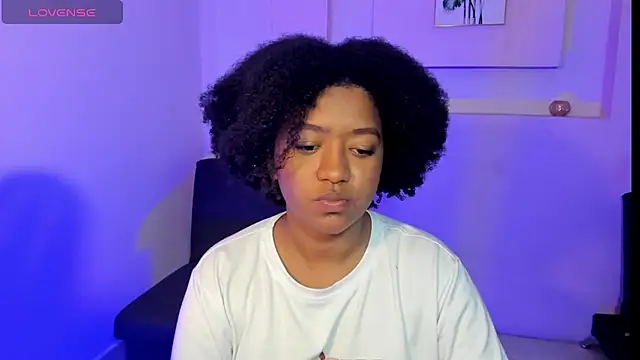 AishaHil online show from February 7, 2025, 1:32 pm