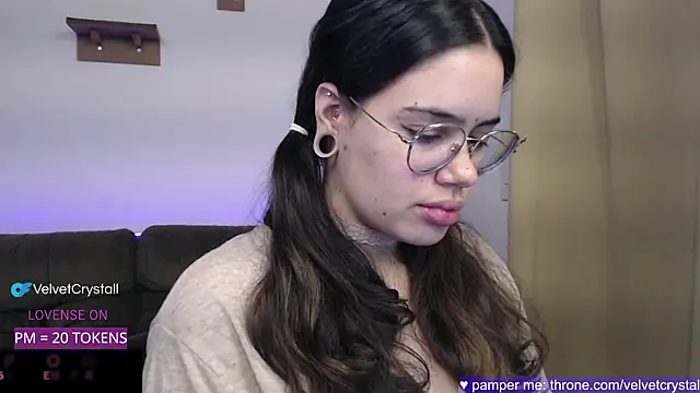 crystalll room online show from November 28, 2025, 1:39 am