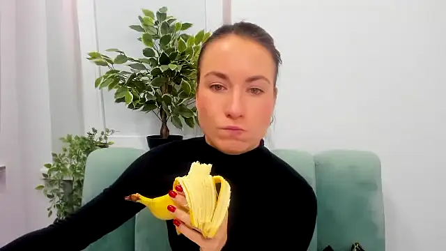 LeiilaBloom online show from January 19, 2025, 12:39 pm