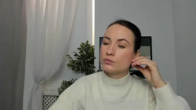 LeiilaBloom online show from February 13, 2025, 8:38 am