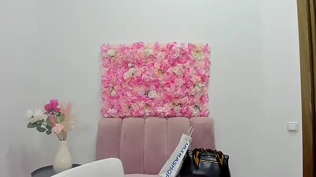 LeiilaBloom online show from March 22, 2025, 9:56 am