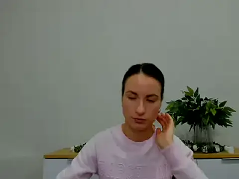 LeiilaBloom online show from February 3, 2025, 12:03 pm