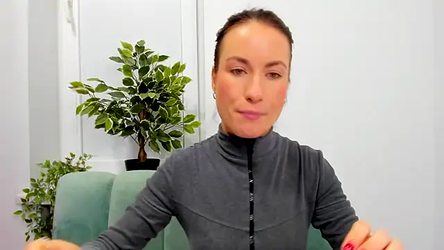 LeiilaBloom online show from January 18, 2025, 9:13 am