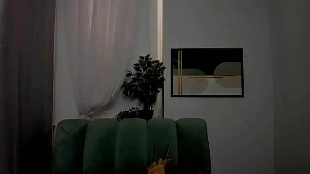 LeiilaBloom online show from February 26, 2025, 9:33 am