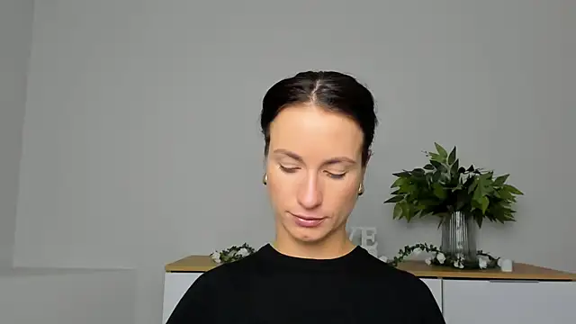 LeiilaBloom online show from January 28, 2025, 5:14 pm