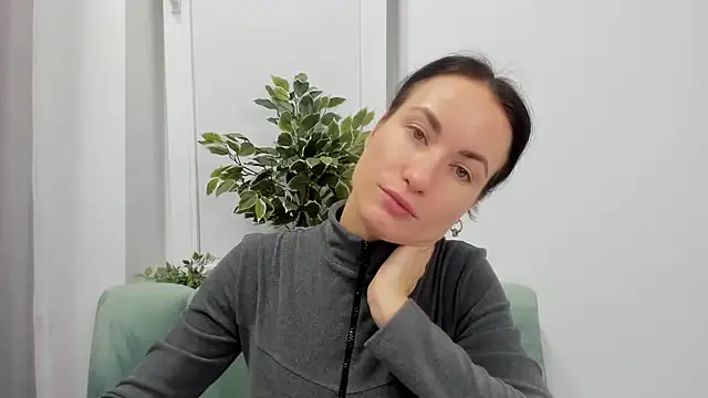 LeiilaBloom online show from January 27, 2025, 4:33 pm