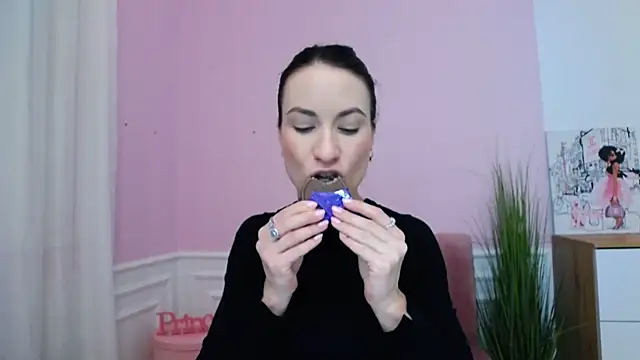 LeiilaBloom online show from February 27, 2025, 9:50 am