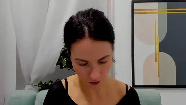 LeiilaBloom online show from February 4, 2025, 10:32 am