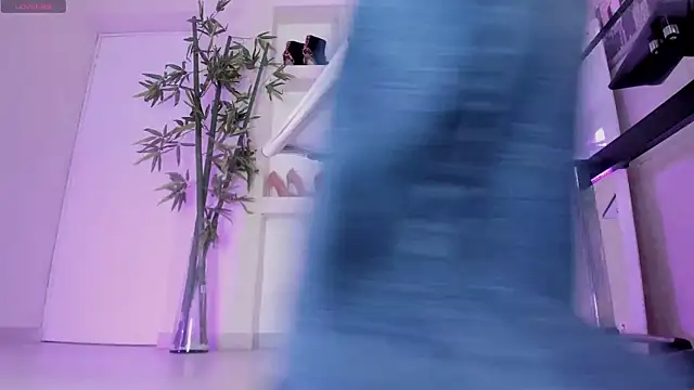 hannah howeell   online show from October 23, 2025, 9:52 am