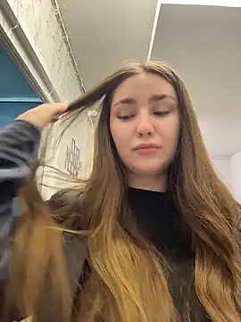 KiraBarlows online show from April 11, 2026, 7:28 pm