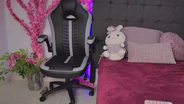 AmandaBrooks 18 online show from November 25, 2025, 2:01 am