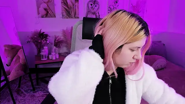 DiaAngell online show from February 18, 2026, 7:21 pm