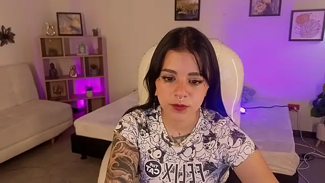 Nicole Foxx  online show from October 22, 2025, 7:46 pm