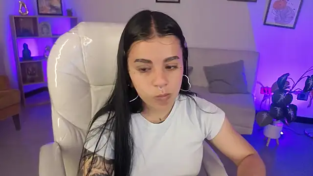 Nicole Foxx  online show from November 18, 2025, 7:17 pm