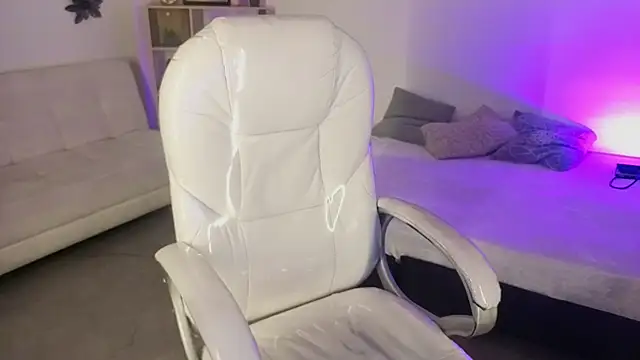 Nicole Foxx  online show from October 25, 2025, 8:09 pm