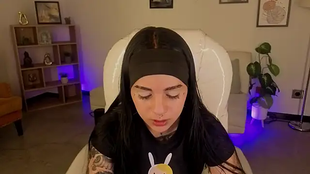 Nicole Foxx  online show from November 13, 2025, 8:02 pm