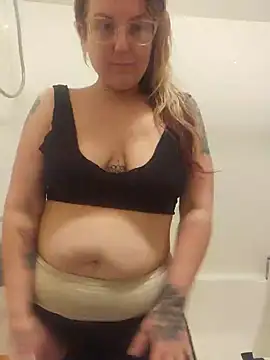 Snapshot of TattedMamaXOXO chatting on February 1, 2025, 7:02 pm TattedMamaXOXO online show from February 1, 2025, 7:02 pm