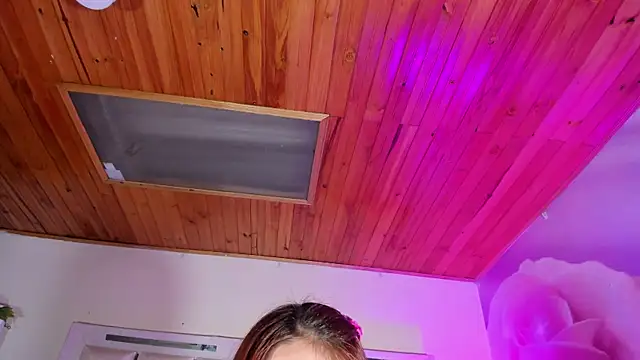 emili clark online show from October 30, 2025, 5:06 am