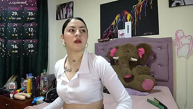 Snapshot of Emmie_Hot chatting on October 11, 2025, 11:55 am Emmie Hot online show from October 11, 2025, 11:55 am
