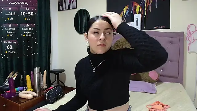Snapshot of Emmie_Hot chatting on October 14, 2025, 12:17 pm Emmie Hot online show from October 14, 2025, 12:17 pm