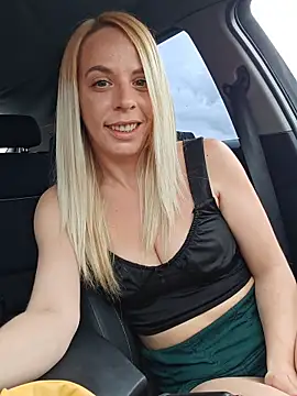 SweetyNinaOff1 online show from May 18, 2026, 2:55 pm