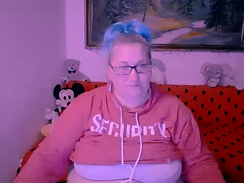 Marryllunax online show from November 28, 2025, 8:53 pm