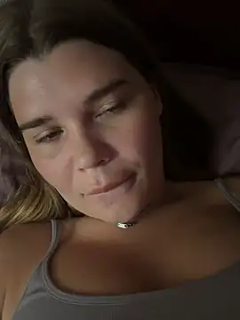 Snapshot of ella_zzz chatting on July 9, 2026, 4:50 pm ella zzz online show from July 9, 2026, 4:50 pm