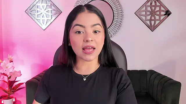 Snapshot of Layla_Breezee chatting on February 4, 2026, 12:44 pm Layla Breezee online show from February 4, 2026, 12:44 pm