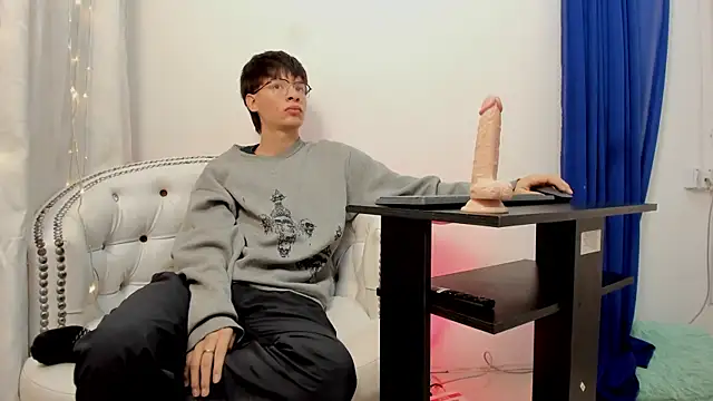 OliverWhite18 online show from January 26, 2025, 12:33 pm