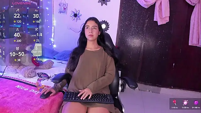 Snapshot of NaylaSaadi chatting on February 1, 2025, 7:44 pm NaylaSaadi online show from February 1, 2025, 7:44 pm