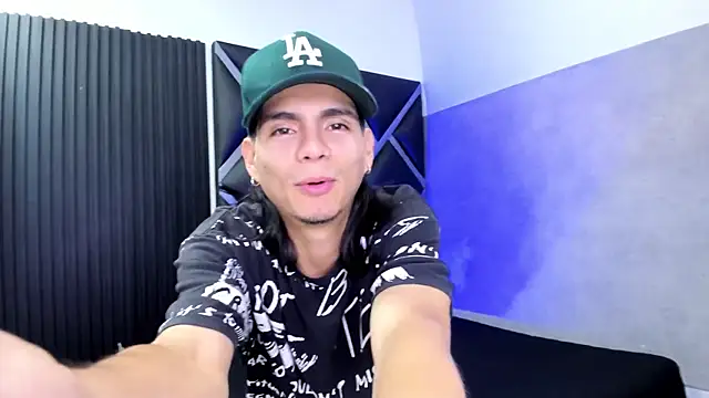 Martshall09 online show from November 22, 2025, 4:33 am