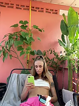 White Lu online show from April 17, 2026, 2:03 am