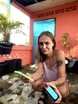 White Lu online show from November 12, 2025, 2:04 am