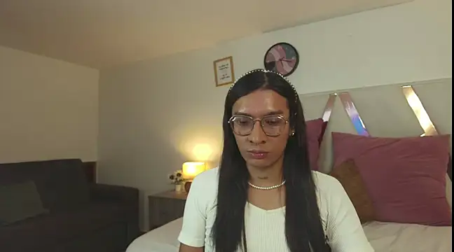 Snapshot of LauraaGomezz__ chatting on March 1, 2025, 1:43 am LauraaGomezz online show from March 1, 2025, 1:43 am
