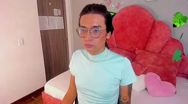 Snapshot of LauraaGomezz__ chatting on March 18, 2025, 1:35 am LauraaGomezz online show from March 18, 2025, 1:35 am
