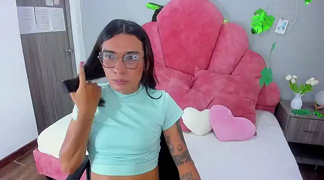 Snapshot of LauraaGomezz__ chatting on March 17, 2025, 10:29 pm LauraaGomezz online show from March 17, 2025, 10:29 pm