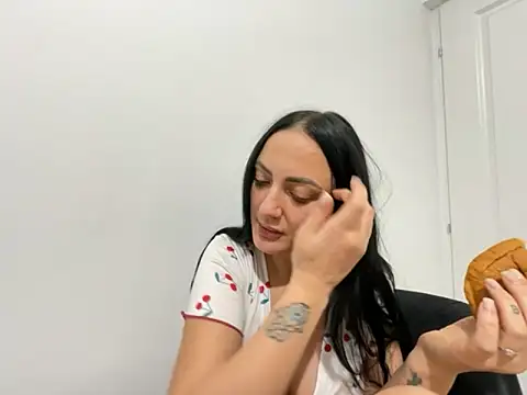 RaisaSalvi online show from November 19, 2025, 5:13 pm