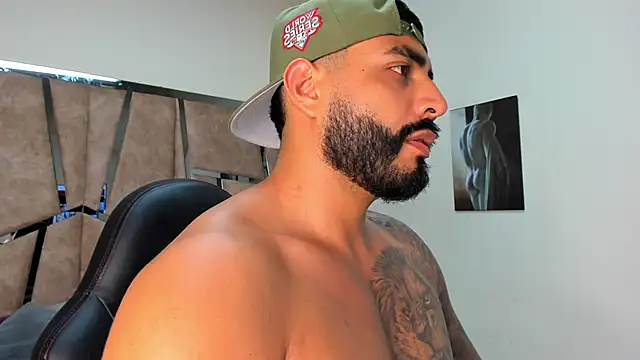 Snapshot of LeandroRusso chatting on February 24, 2025, 12:41 am LeandroRusso online show from February 24, 2025, 12:41 am