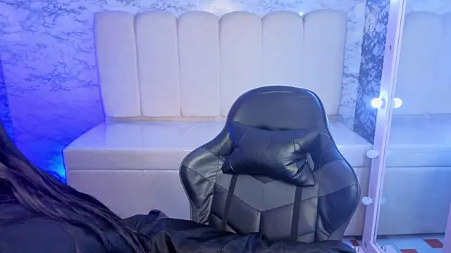 Hela v online show from April 13, 2026, 1:04 pm