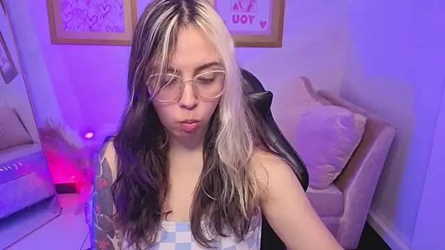 Hela v online show from December 3, 2025, 7:57 pm