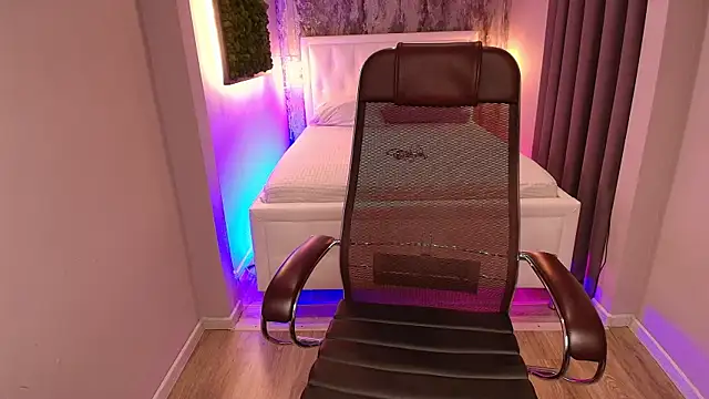 Violet Moreau online show from October 16, 2025, 9:12 pm