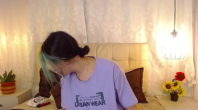 melodygirl   online show from February 12, 2025, 7:45 pm