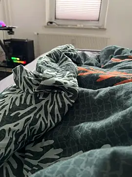 Mo 2003 online show from February 5, 2025, 12:06 pm