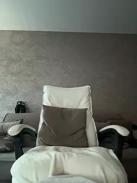 Snapshot of LillySquirtShot chatting on June 18, 2026, 11:10 pm LillySquirtShot online show from June 18, 2026, 11:10 pm
