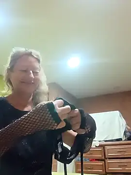 MaryLunna online show from March 8, 2025, 11:16 am