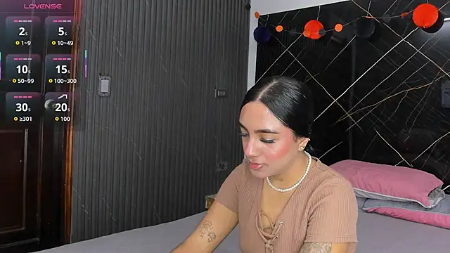 Estefy gomez09 online show from November 6, 2025, 4:05 am