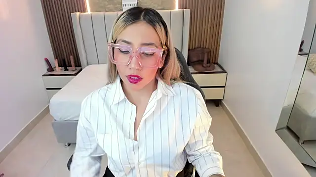 CALANTHELOVE1 online show from April 7, 2026, 1:24 pm