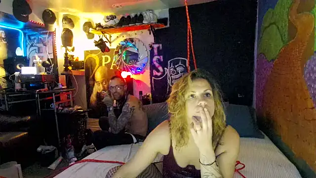 Snapshot of RhyleeRaine chatting on October 16, 2025, 1:03 am RhyleeRaine online show from October 16, 2025, 1:03 am