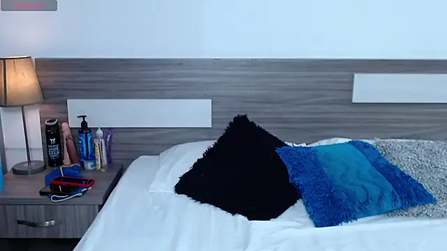 Liiamthompson online show from December 17, 2025, 9:09 pm