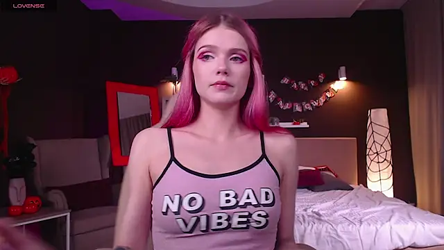 Gretchen Mol online show from October 29, 2025, 1:04 am